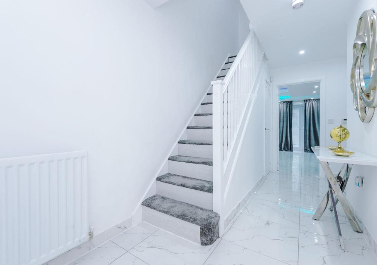 Luxury 3 Bedroom House Close To Center